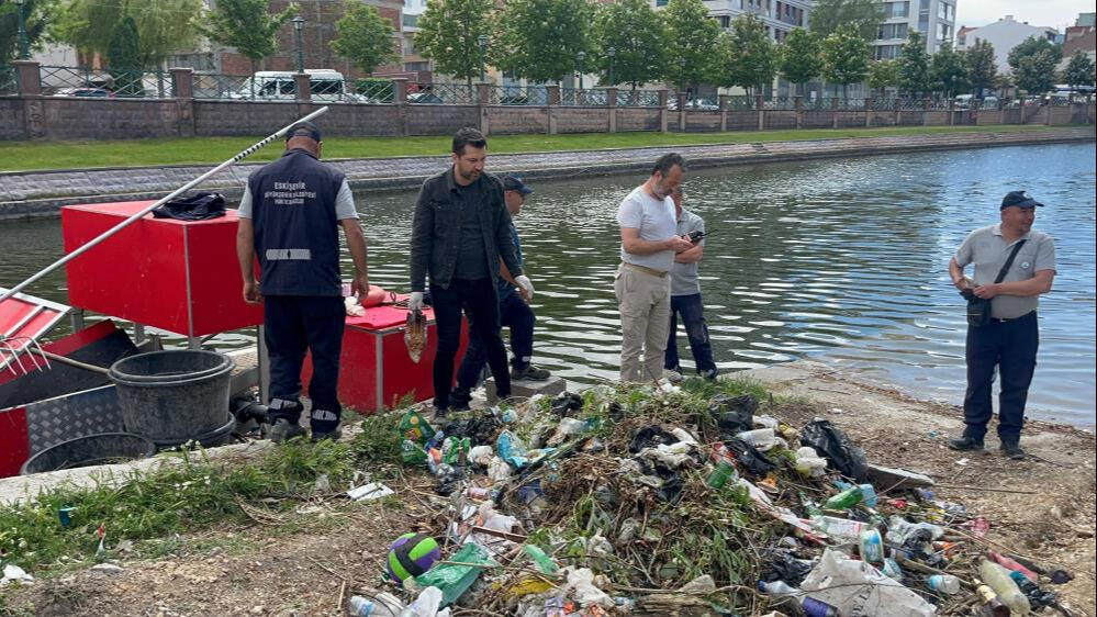 Eskişehir'de korku dolu dakikalar! Çöp yerine tabanca topladılar! - 2. Resim