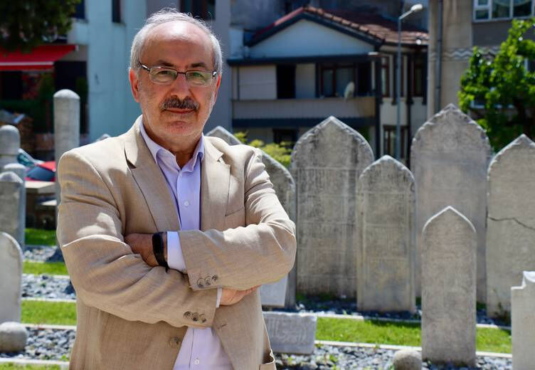 Fatih Sultan Mehmed onu İtalya'ya göndermişti! Nakkaş Sinan Bey'in mezar taşı burada korunuyor Bursa Uludağ Üniversitesi Fen-Edebiyat Fakültesi Orta Çağ Tarihi Ana Bilim Dalı Öğretim Üyesi Prof. Dr. Hasan Basri Öcalan