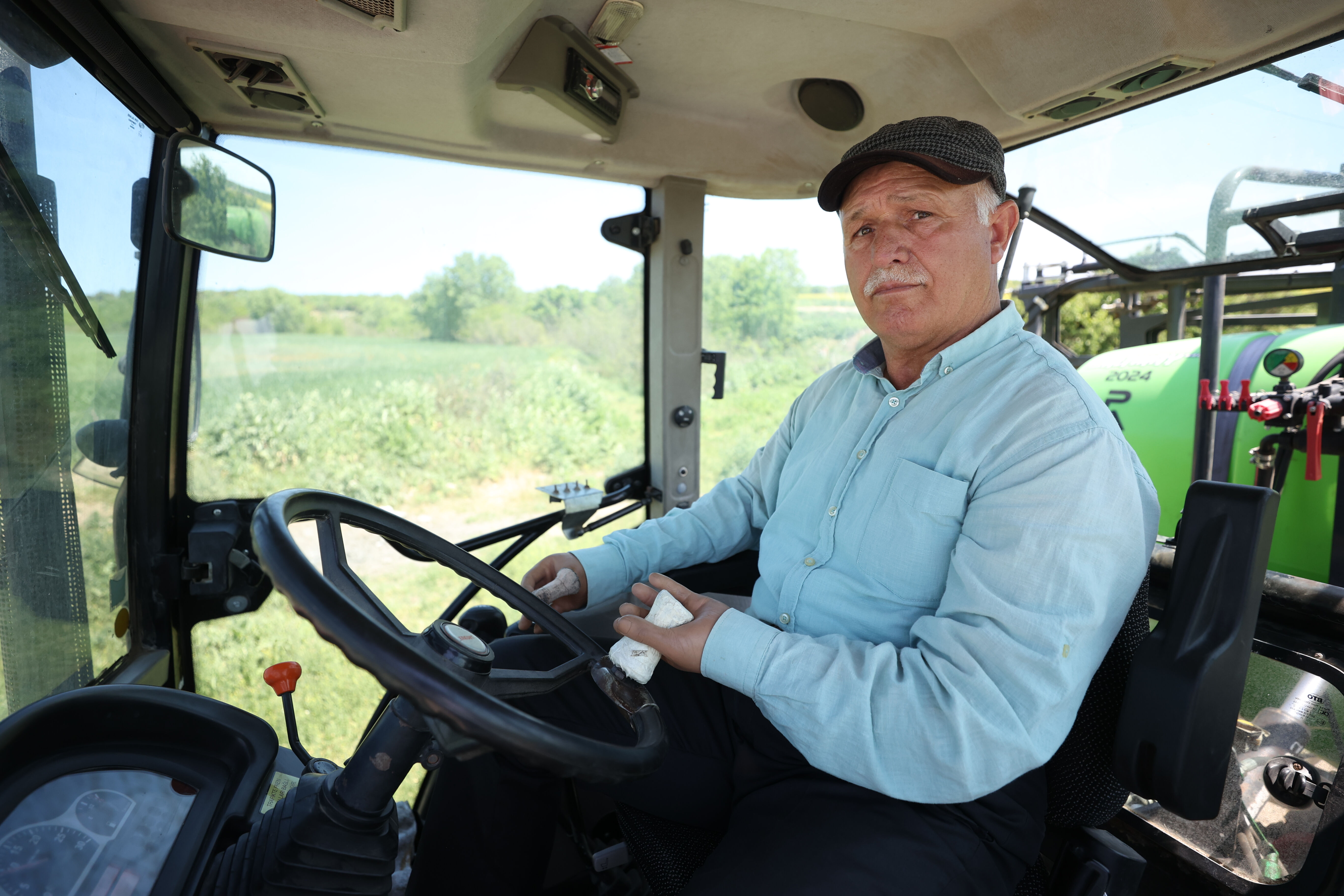 Herkes onu konuşuyor! 35 yıldır böyle ekip biçiyor: İnsan isterse yapar - 1. Resim
