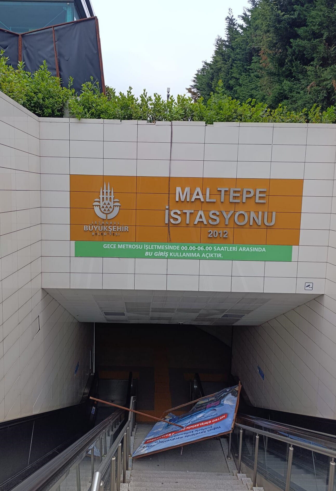 Maltepe metro istasyonunda feci olay! Başına reklam panosu düştü: O anlar kamerada - 2. Resim