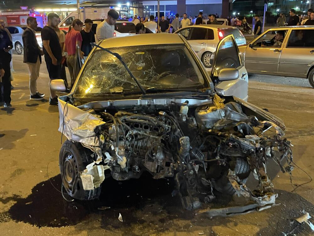 Mersin'de feci kaza: Otomobil ikiye bölündü, yaralılar var - 1. Resim