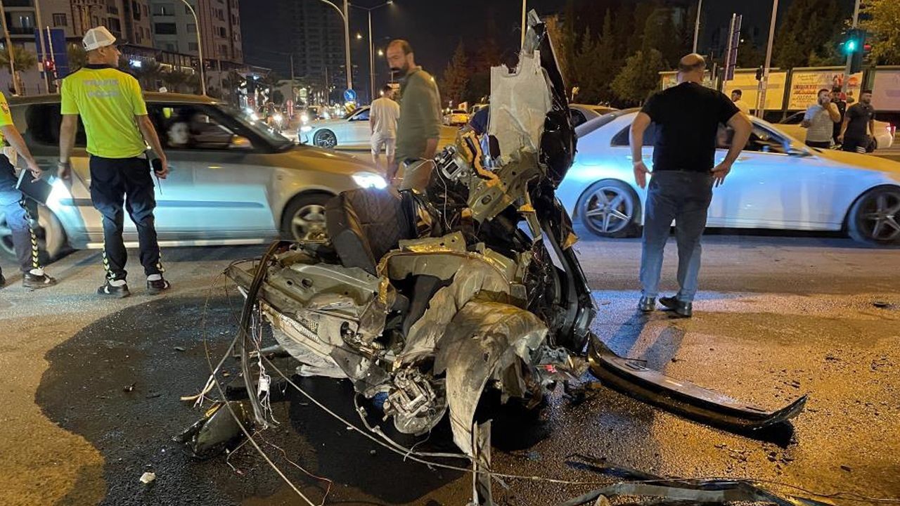 Mersin'de feci kaza: Otomobil ikiye bölündü, yaralılar var Mersin'de feci kaza: Otomobil ikiye bölündü, yaralılar var