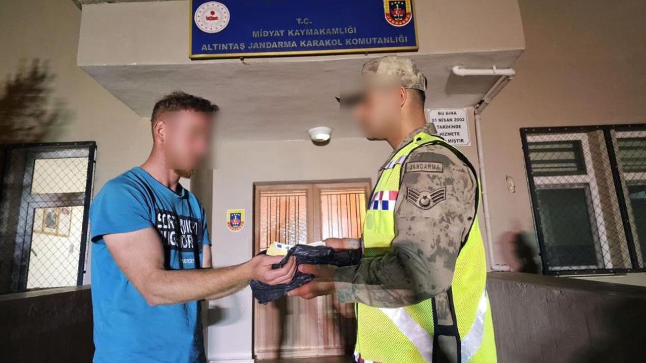 Naylon poşetlerde toprağa gömülen servet! JASAT, 24 saatte buldu Naylon poşetlerde toprağa gömülen servet! JASAT, 24 saatte buldu