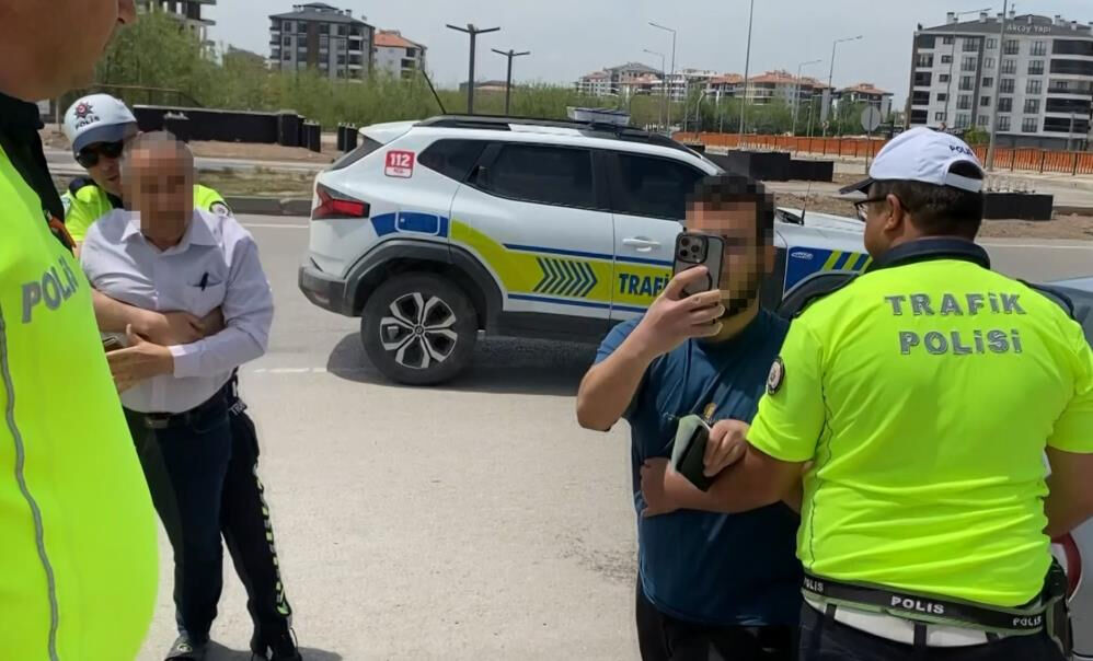 Plakasını bantla kapattı! Bahanesi 