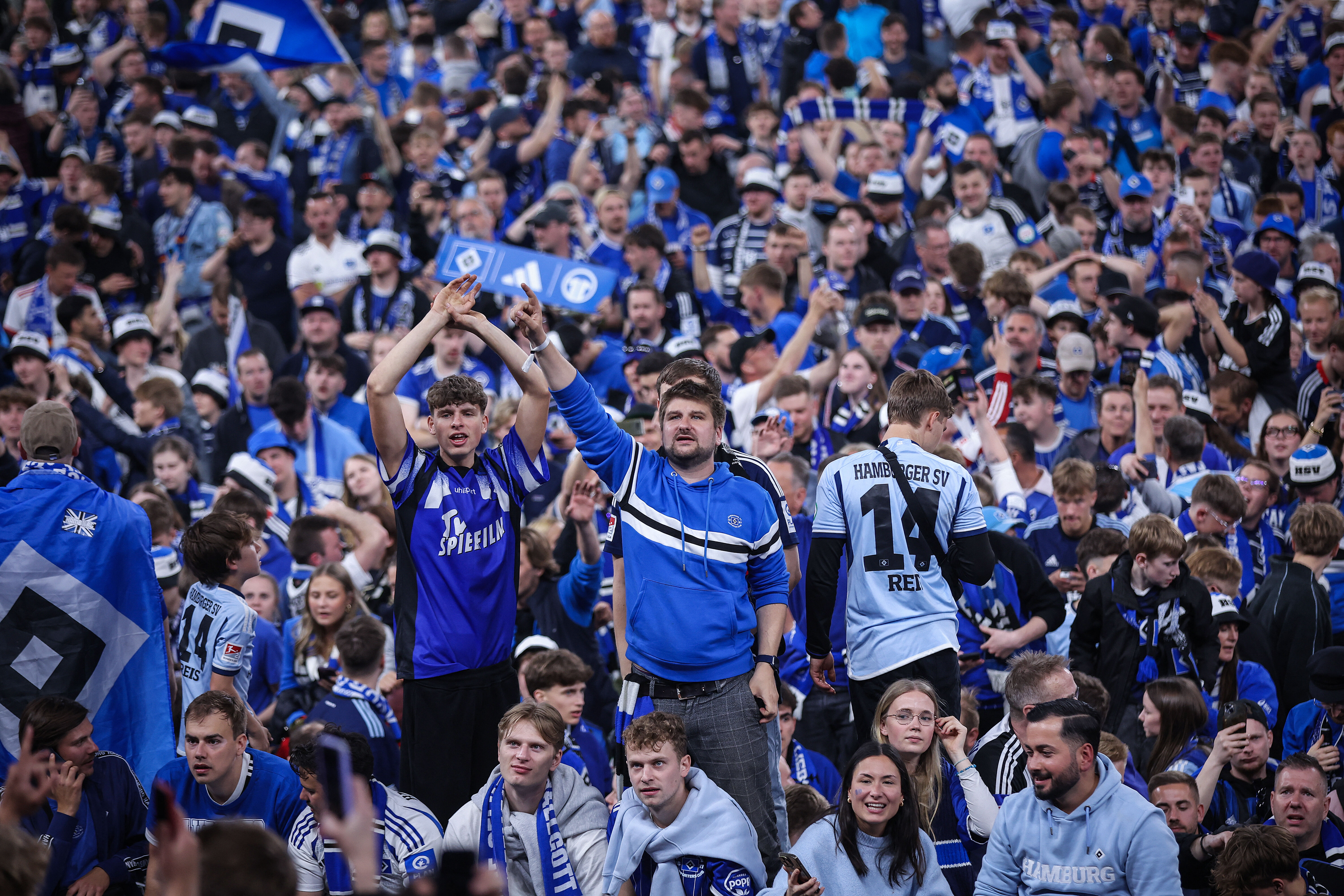 Şampiyonluk kutlamasında izdiham! 26 taraftar hastanelik oldu - 1. Resim