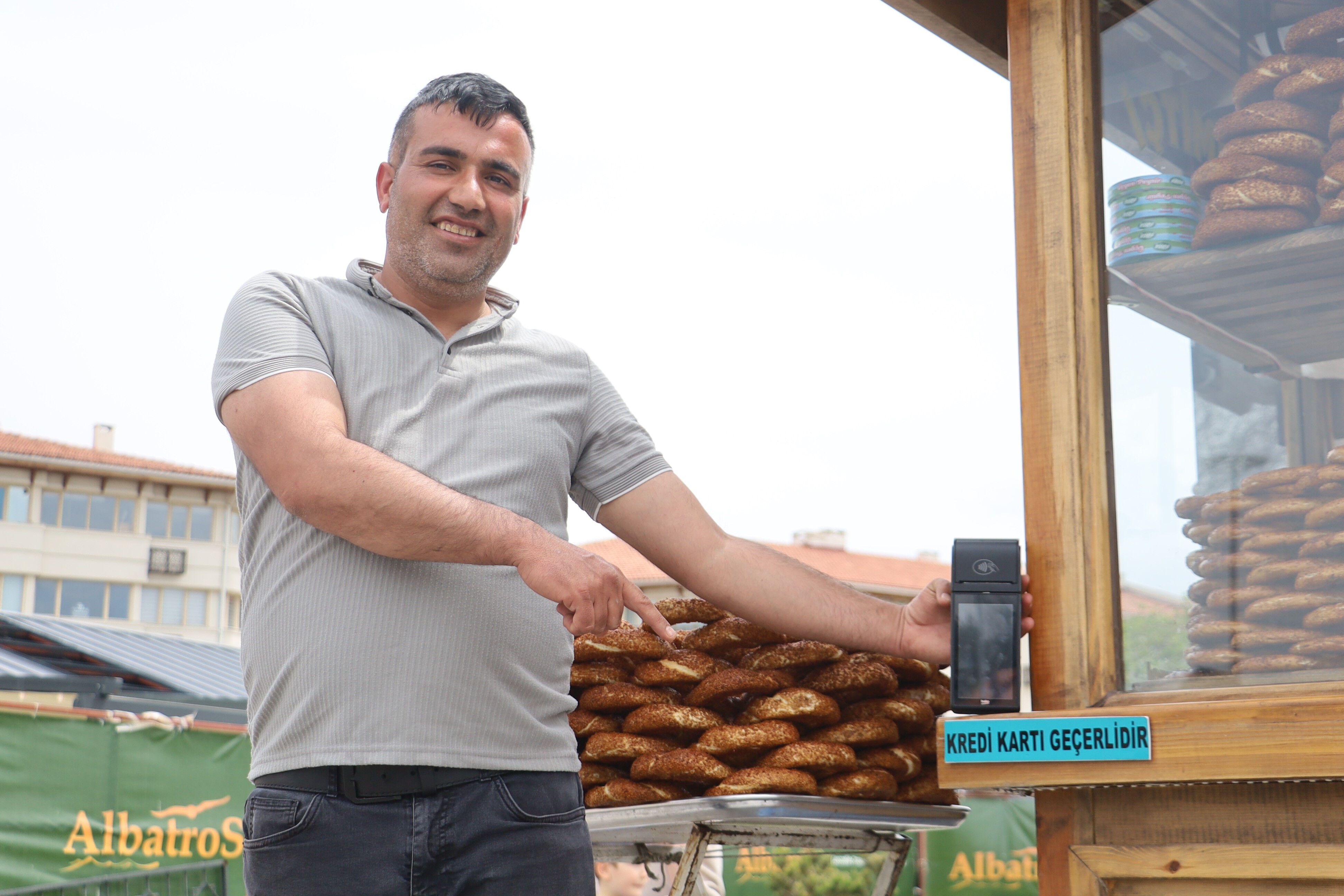 Sinek avlayan tezgahına öyle bir şey yaptı ki... Müşteriler kuyruk oldu, yetişemiyor! - 1. Resim