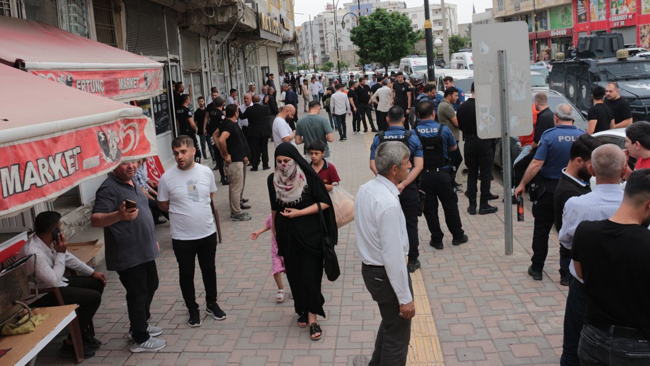 Şırnak'ta mahalle arasında başlayan kavga caddeye taştı: 2 yaralı Şırnak'ta mahalle arasında başlayan kavga caddeye taştı: 2 yaralı