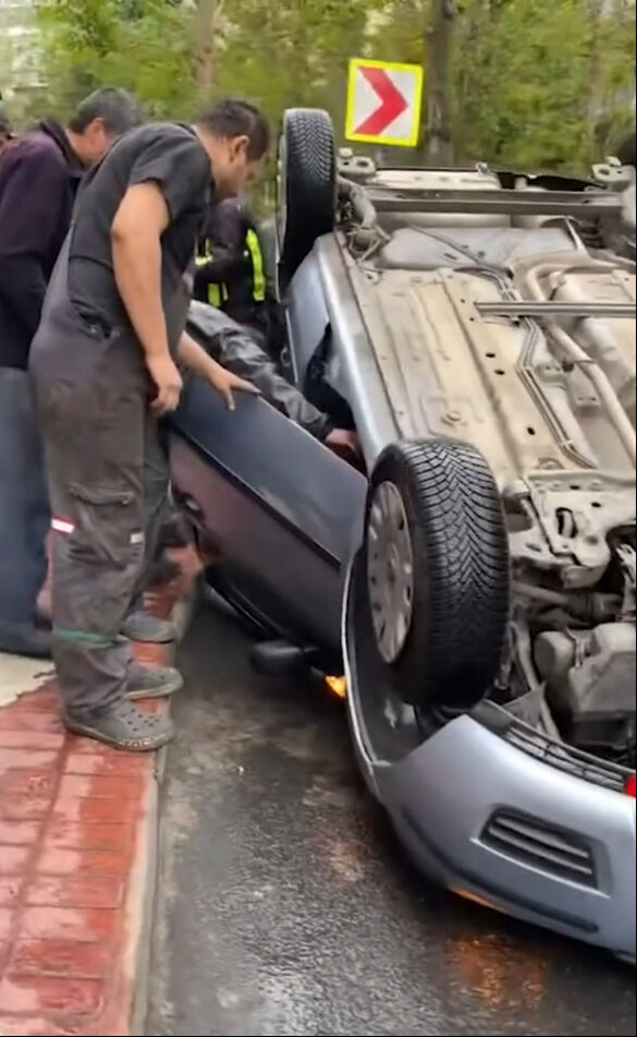 Takla atan araçtan son anda kaçtı! Yaptığı hareket dikkat çekti - 3. Resim