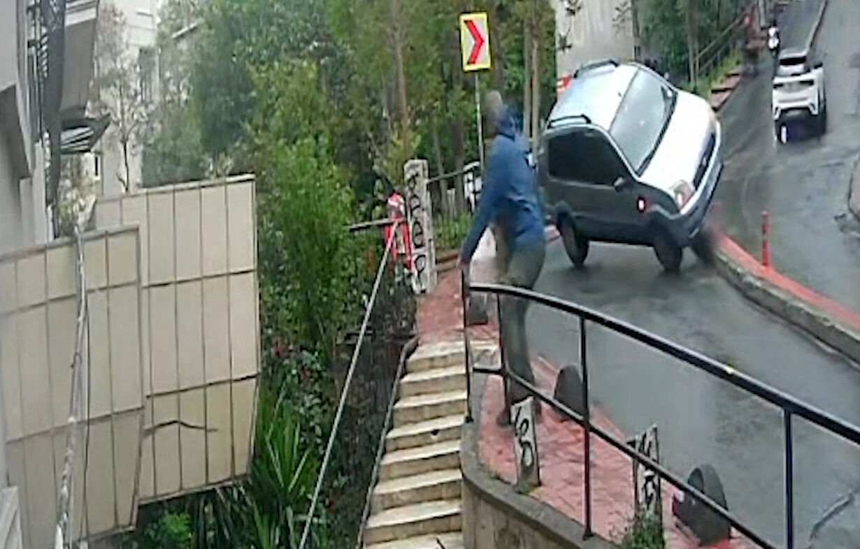 Takla atan araçtan son anda kaçtı! Yaptığı hareket dikkat çekti - 1. Resim
