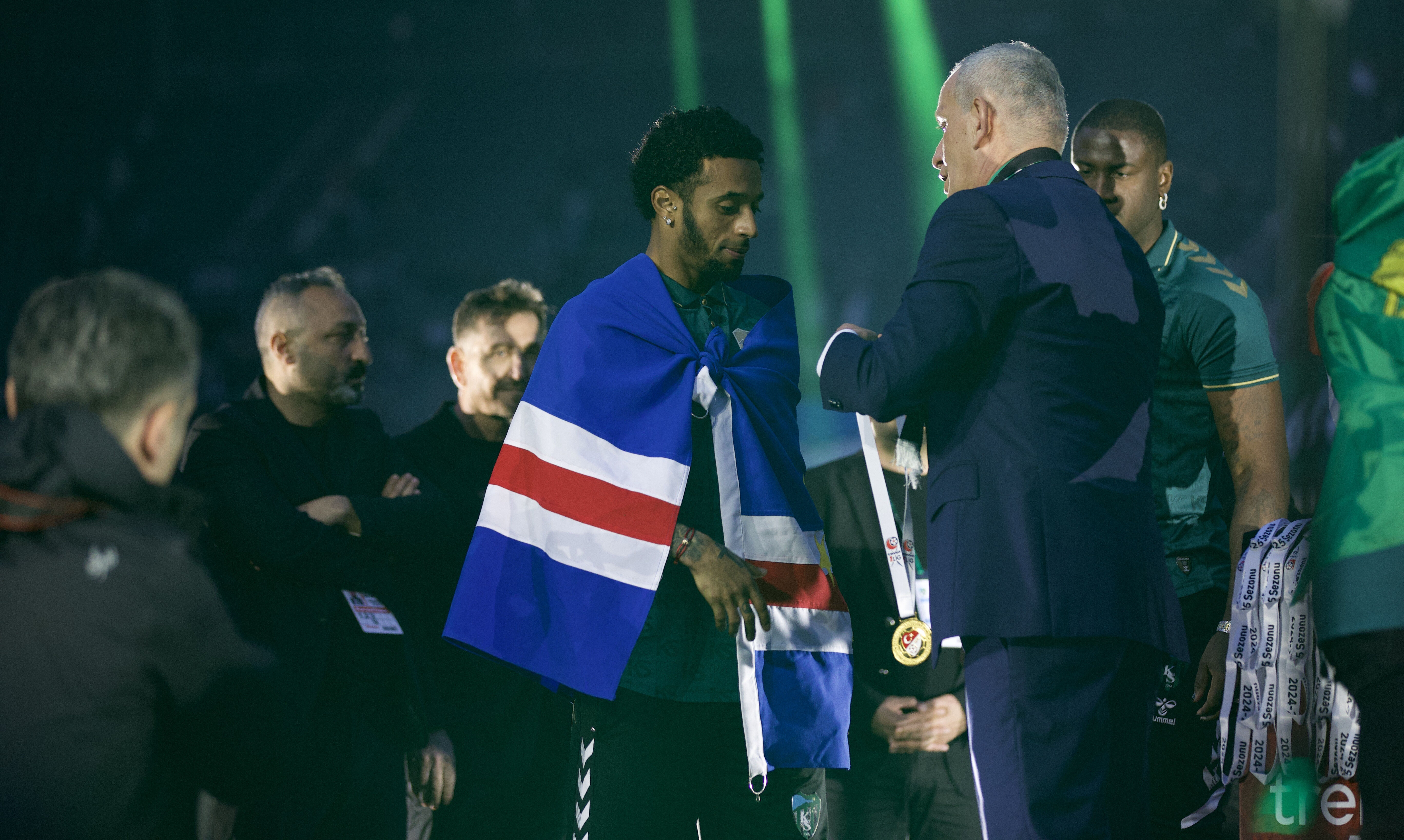 TFF Başkanı Hacıosmanoğlu'na şok protesto! Şampiyonluk kutlamasına damga vurdu - 2. Resim