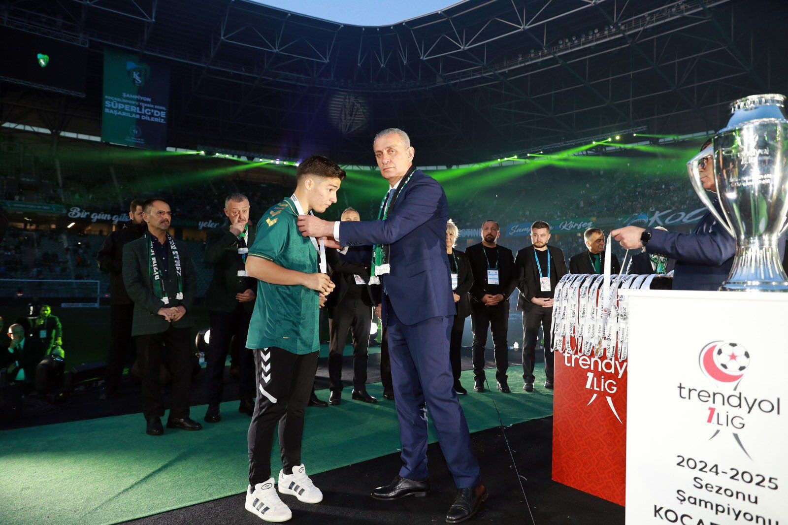 TFF Başkanı Hacıosmanoğlu'na şok protesto! Şampiyonluk kutlamasına damga vurdu - 1. Resim