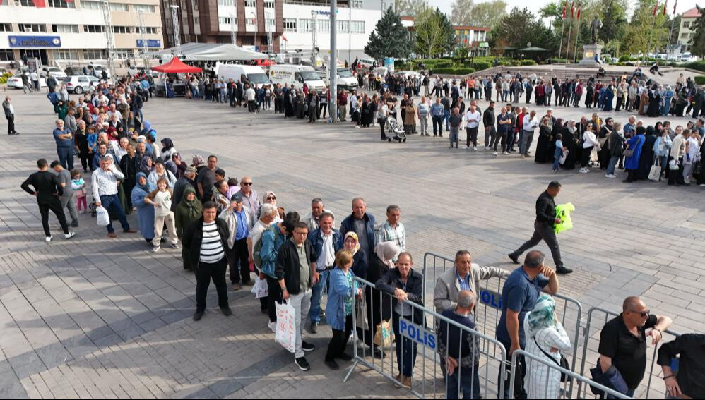 Ücretsiz olduğunu duyan meydana akın etti! Bizzat belediye başkanı dağıttı - 1. Resim