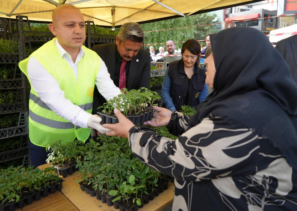 Ücretsiz olduğunu duyan meydana akın etti! Bizzat belediye başkanı dağıttı - 2. Resim