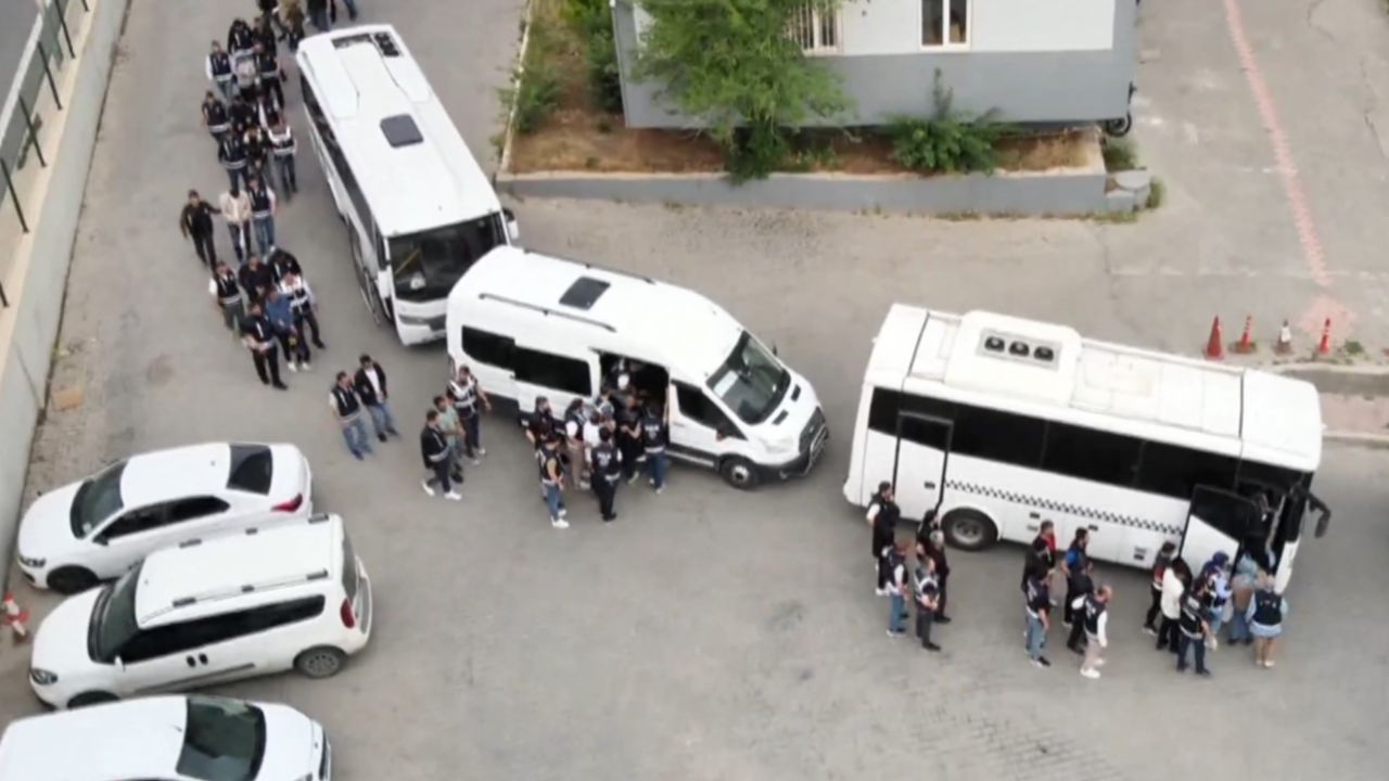 25 ilde büyük operasyon! "Kamu görevlisiyim" diyerek neler yapmışlar neler... Çok sayıda gözaltı var 25 ilde büyük operasyon! "Kamu görevlisiyim" diyerek neler yapmışlar neler... Çok sayıda gözaltı var