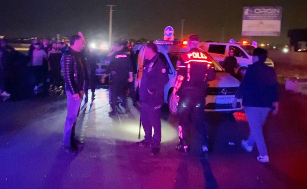 Aksaray'da ortalık karıştı! Taraftarlar birbirine girdi, çok sayıda yaralı var - 1. Resim