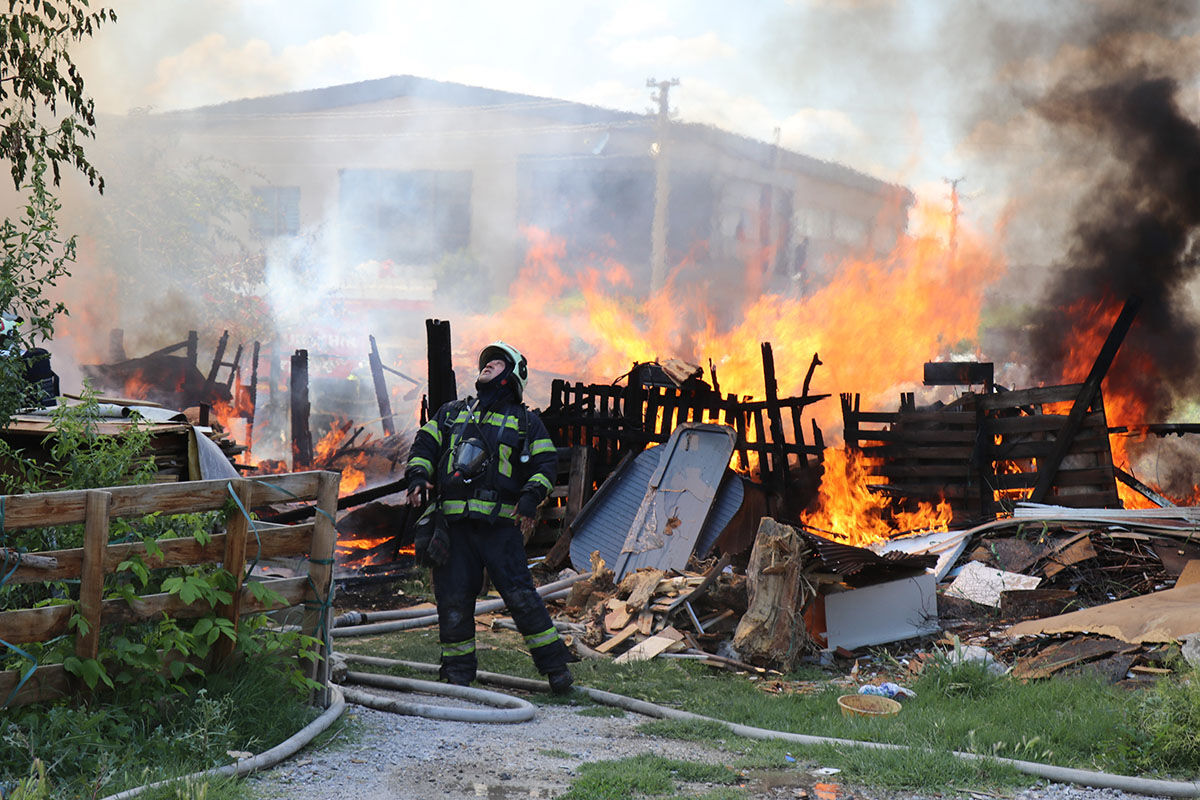 Denizli'de yangın paniği! Küle dönen evine son anda yetişti, gözyaşlarına boğuldu - 4. Resim
