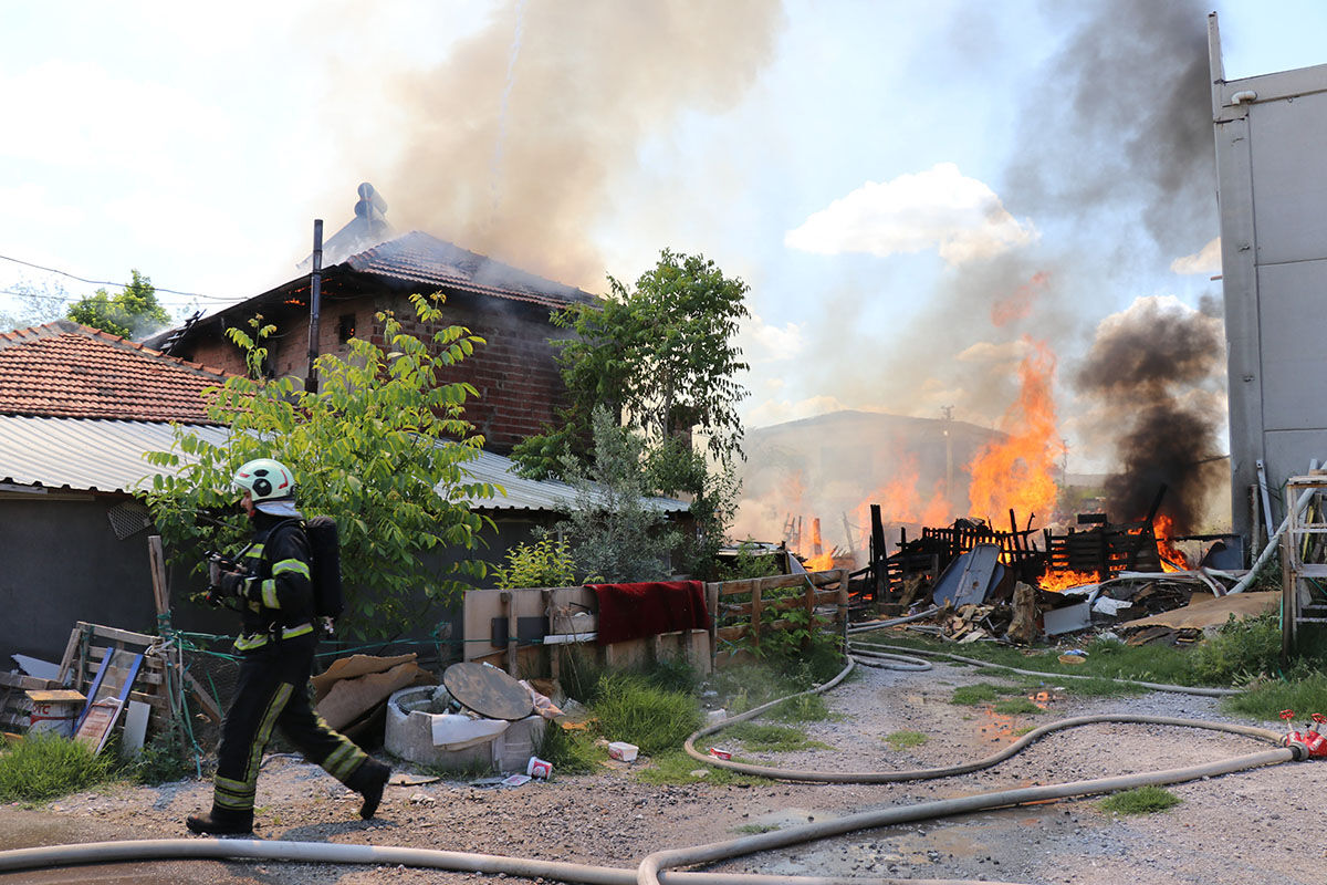 Denizli'de yangın paniği! Küle dönen evine son anda yetişti, gözyaşlarına boğuldu - 3. Resim