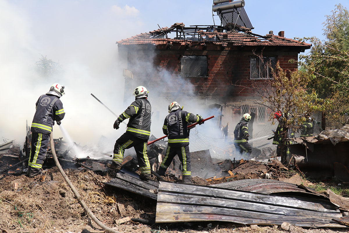 Denizli'de yangın paniği! Küle dönen evine son anda yetişti, gözyaşlarına boğuldu - 5. Resim