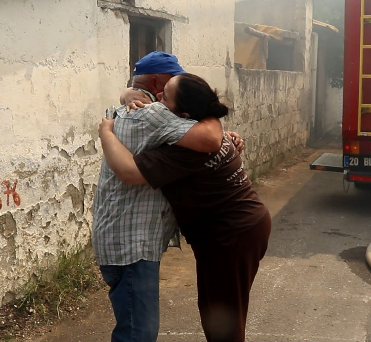 Denizli'de yangın paniği! Küle dönen evine son anda yetişti, gözyaşlarına boğuldu - 1. Resim