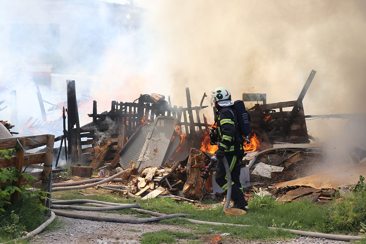 Denizli'de yangın paniği! Küle dönen evine son anda yetişti, gözyaşlarına boğuldu - 2. Resim