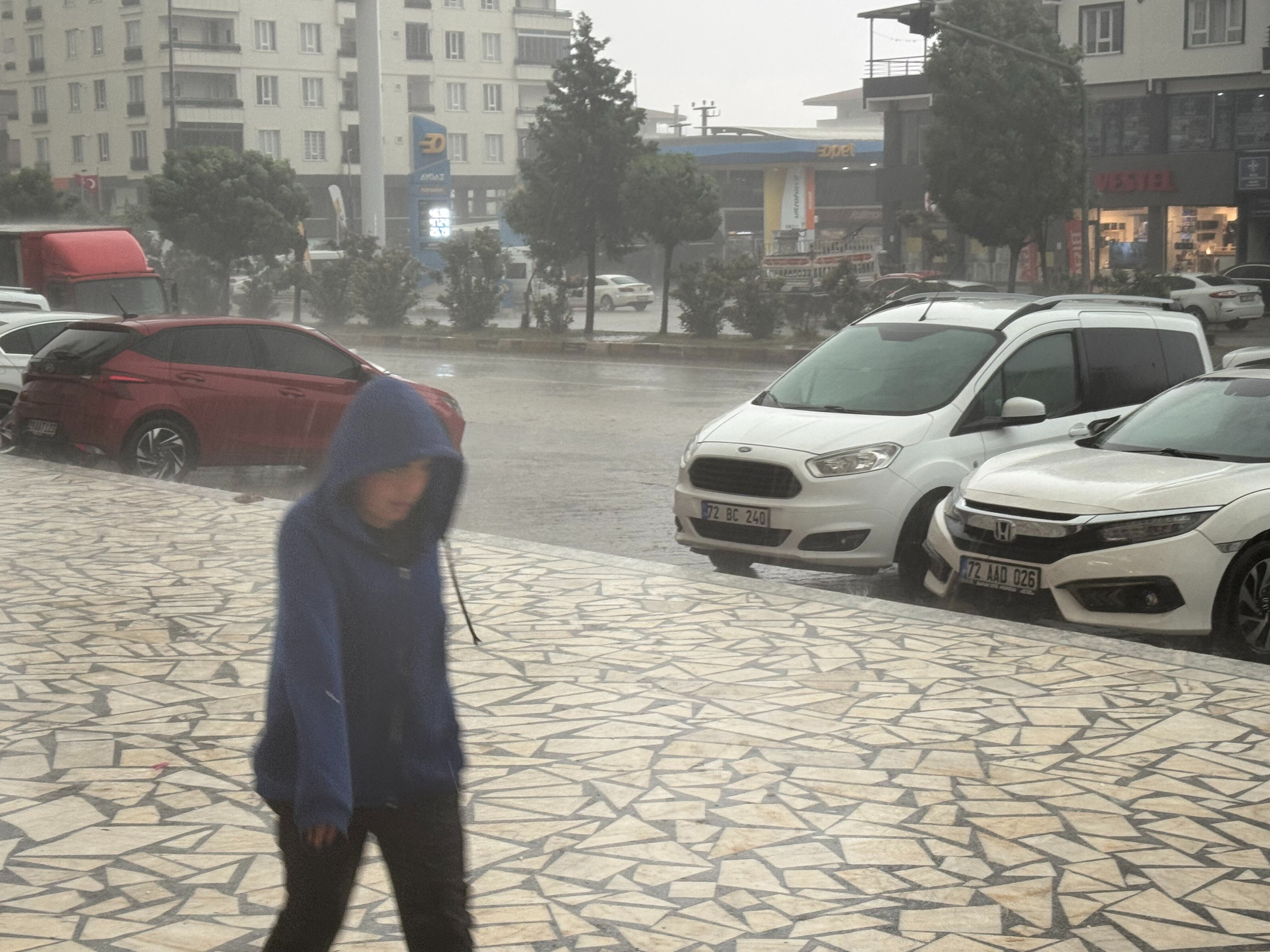 Ev sahibini şoke eden olay! Bahar ayında bu da oldu! Balkon kapısını deldi geçti - 2. Resim