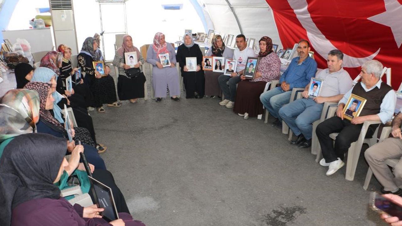 Evlat nöbetindeki annenin 'Terörsüz Türkiye' sevinci: Barışı duyduğumuzdan beri ayaklarımız yerden kesildi Evlat nöbetindeki annenin 'Terörsüz Türkiye' sevinci: Barışı duyduğumuzdan beri ayaklarımız yerden kesildi