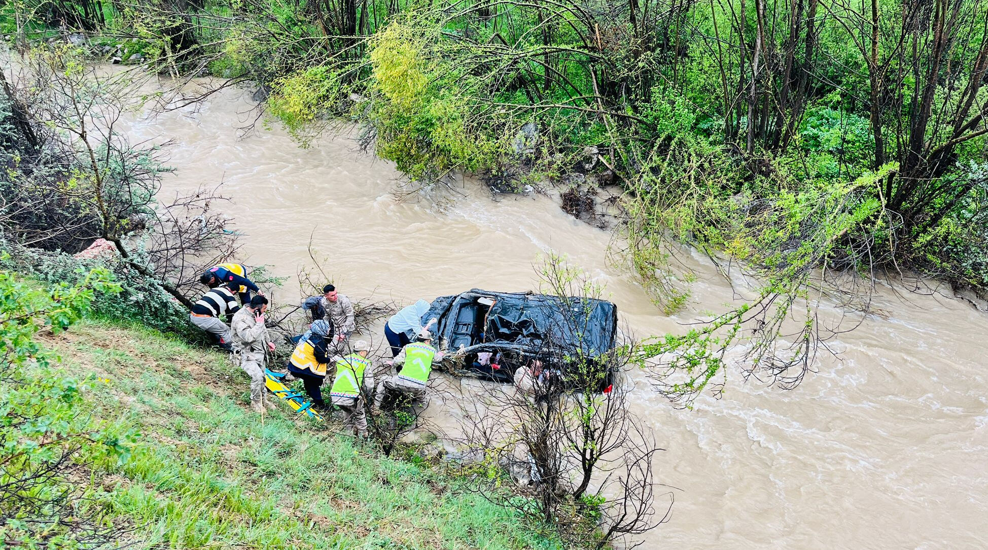 Kontrolden çıkan araç dereye uçtu! Bir aile darmadağın oldu - 1. Resim