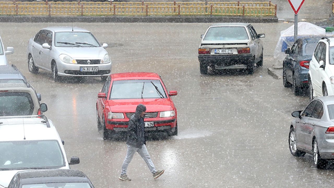 Mayıs ayında aniden bastırdı, yollar beyaza büründü Mayıs ayında aniden bastırdı, yollar beyaza büründü