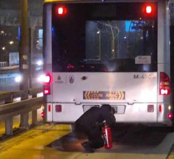 Okmeydanı durağında metrobüsün motoru yandı! Seferler aksadı - 1. Resim