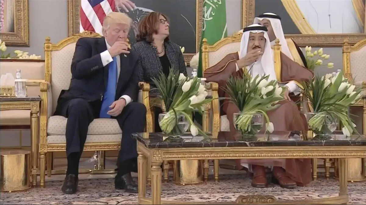 Riyad'da gergin anlar: Trump geleneksel Arap kahvesini geri çevirdi! - 1. Resim