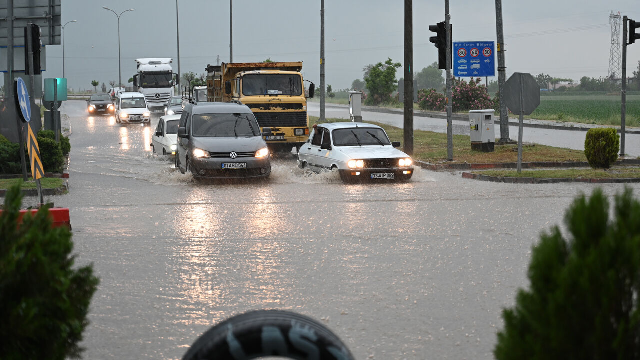 Sağanak kenti vurdu, her yer su altında kaldı! - 2. Resim