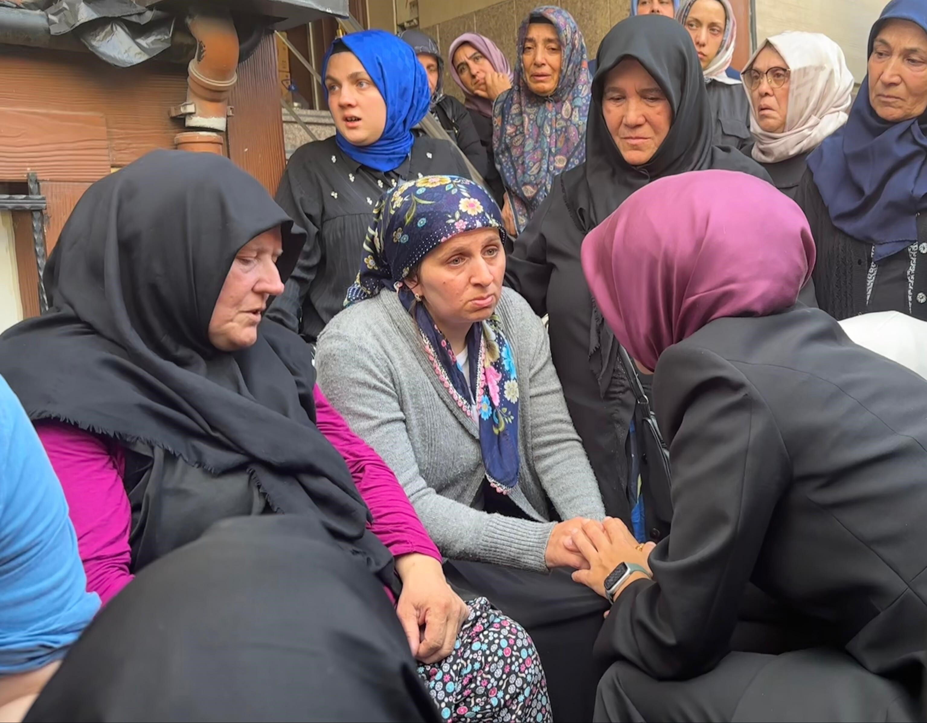 Sur cinayetleri davasında flaş hamle! İkbal Uzuner ve Ayşegül Halil'i katleden Semih Çelik için itiraz ettiler Ayşenur Halil'in cenazesinde acı dolu anlar