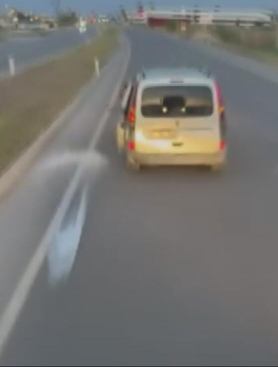 Trafikte tartıştığı sürücüye şişe fırlattı! Sosyal medyada paylaşılan görüntü ele verdi - 1. Resim