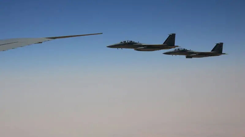 Trump Ortadoğu gezisine Riyad'dan başladı: Ekonomik anlaşmalar gündemde Royal Saudi Air Force’a ait F-15 savaş uçakları, Trump'ın uçağı Air Force One'a Riyad'a yaklaşırken eşlik etti.