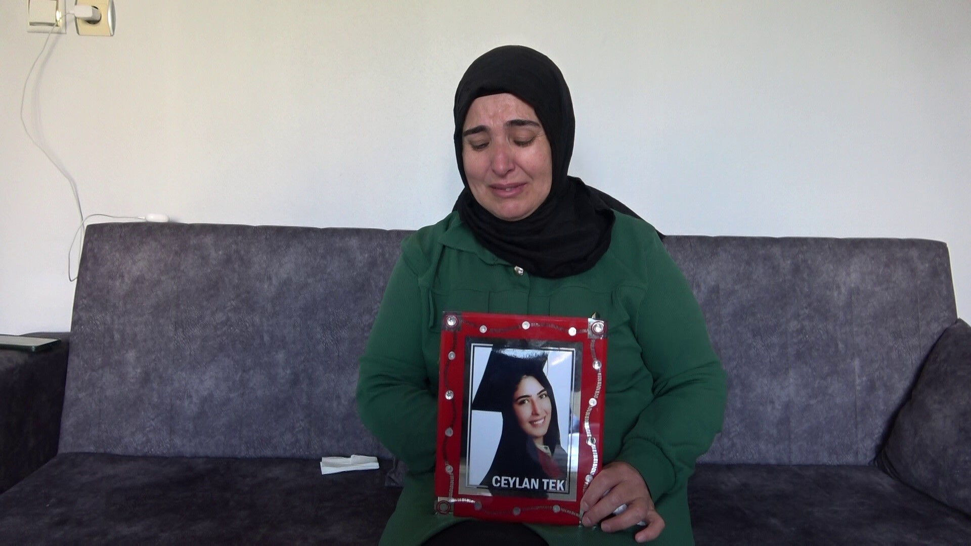 Üniversiteye 2 gün kala PKK dağa kaçırdı! Şeyma Ceylan'ın annesi televizyonun başından ayrılmıyor - 1. Resim