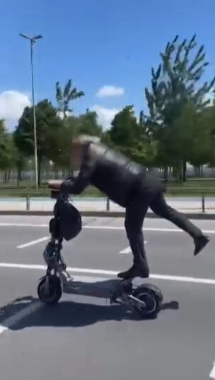 Uyarılara aldırış etmedi, canını böyle hiçe saydı! İstanbul'da scooter ile trafikte dehşet görüntüler - 1. Resim