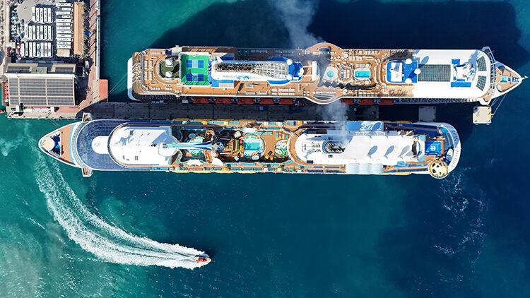 3 kruvaziyer demirledi! Tatil cenneti il&ccedil;emize binlerce turist geldi - 1. Resim