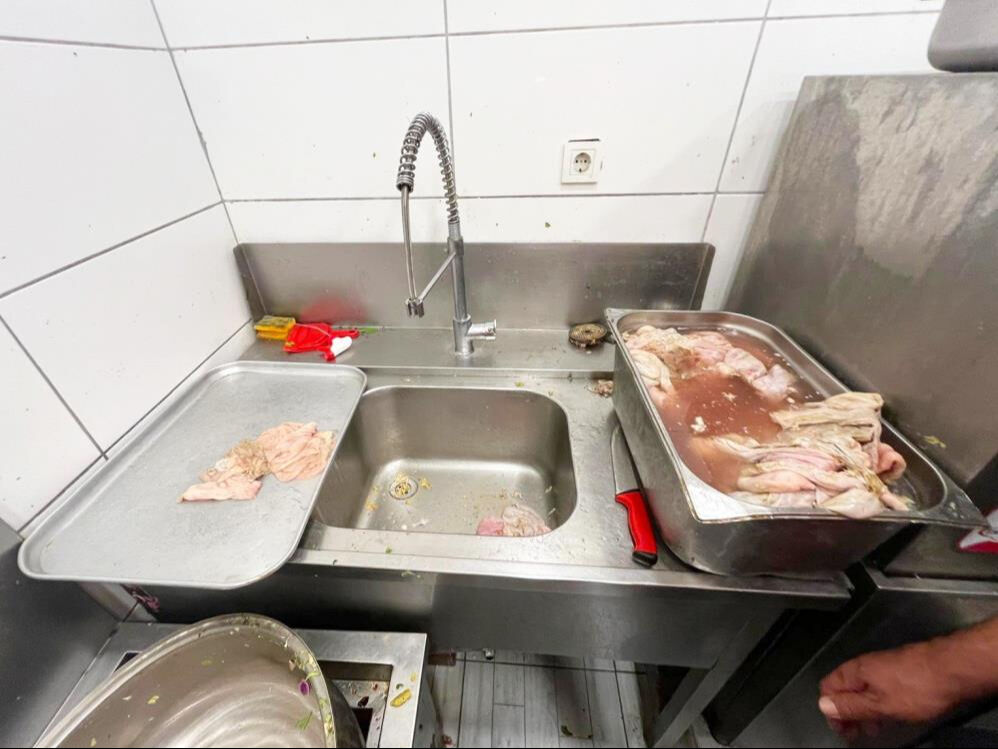 Bozulmuş meze, et ve et ürünleri... Hepsini vatandaşa yedireceklerdi! Ekipler restorana acımadı - 2. Resim