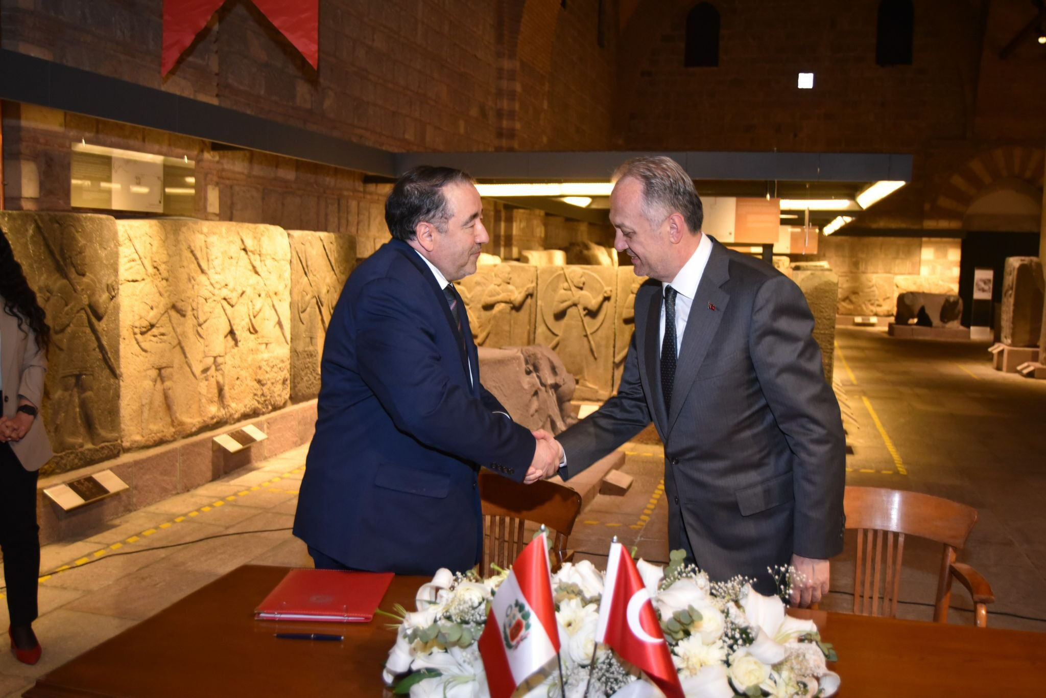 Bu defa biz iade ettik! Moche kültürüne ait 2000 yıllık kolye ülkesine teslim edildi - 2. Resim