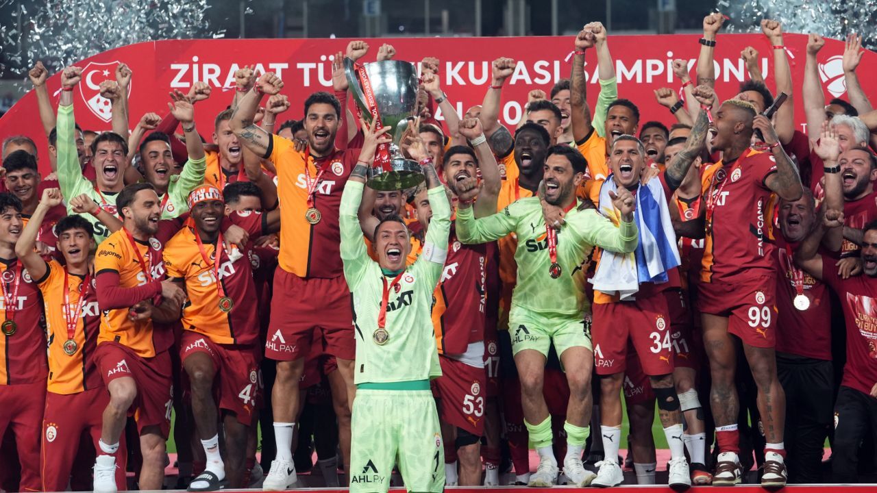 Haftanın ilk kupası geldi! Türkiye Kupası'nda şampiyon Galatasaray Haftanın ilk kupası geldi! Türkiye Kupası'nda şampiyon Galatasaray