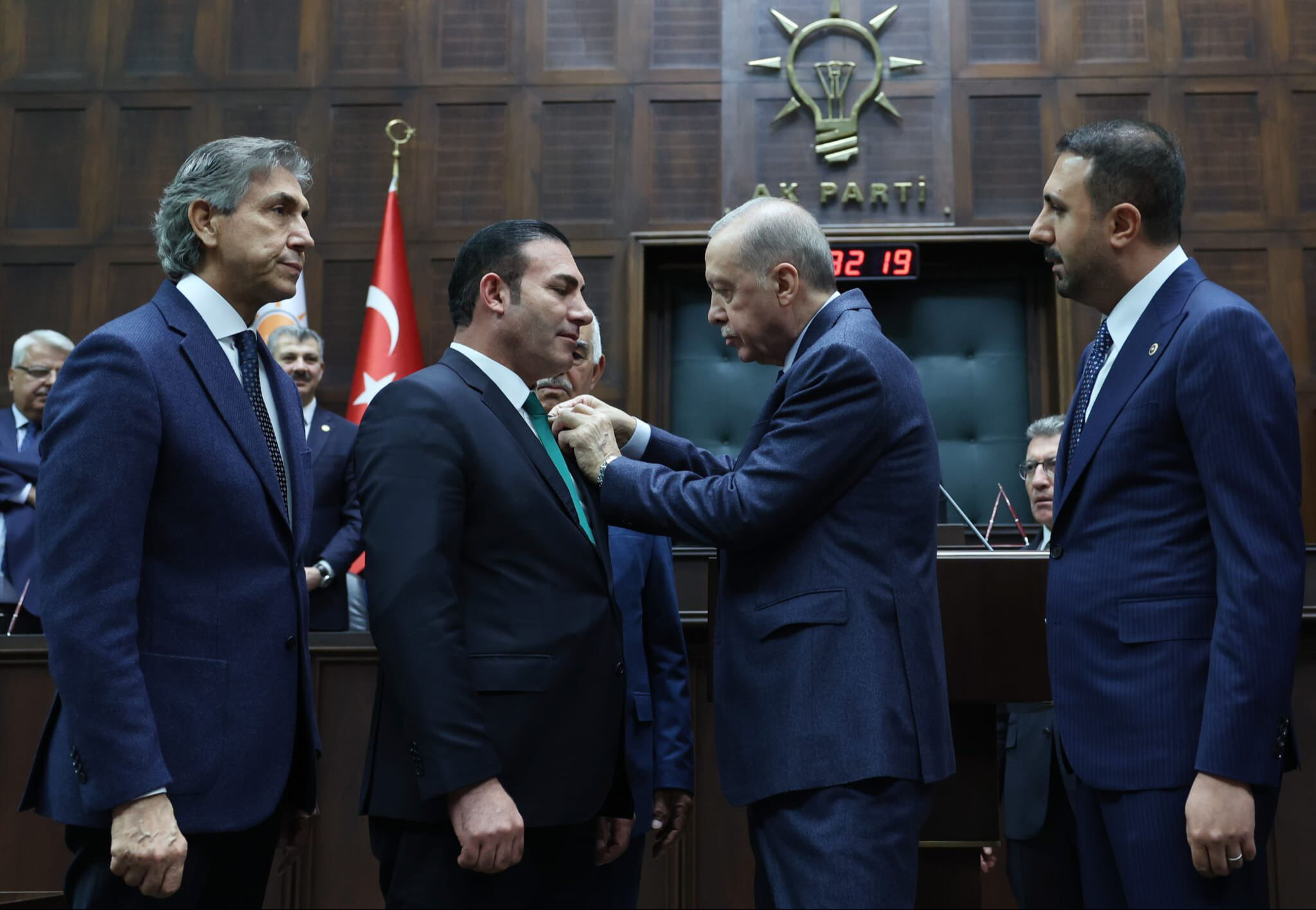 Cumhurbaşkanı Erdoğan rozet taktığı milletvekillerini tanımadı iddiasına yalanlama - 1. Resim