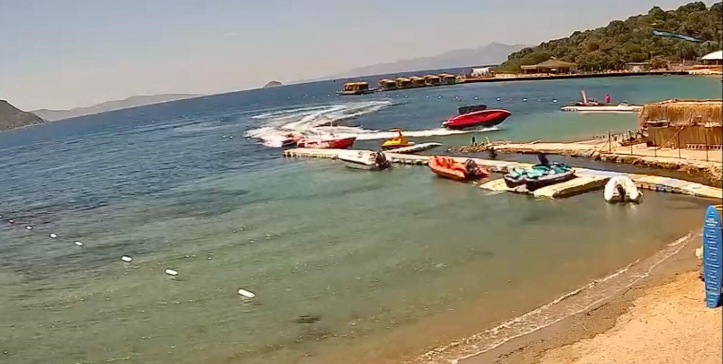 Denizin ortasında can pazarı! Sürat teknesi deniz yatağına çarptı: Feci anlar kamerada - 2. Resim