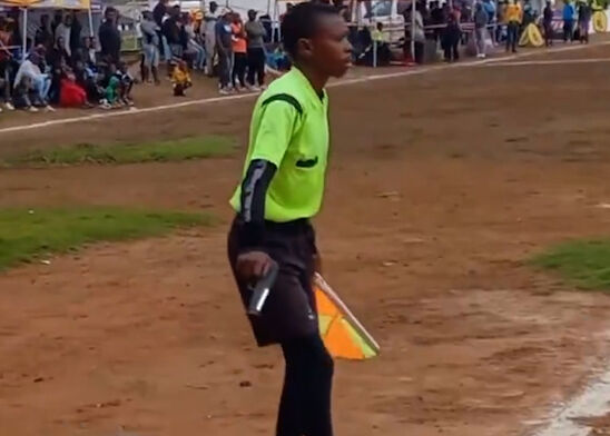 Futbol maçında skandal görüntüler: Hakem elinde silahla maç yönetti - 3. Resim