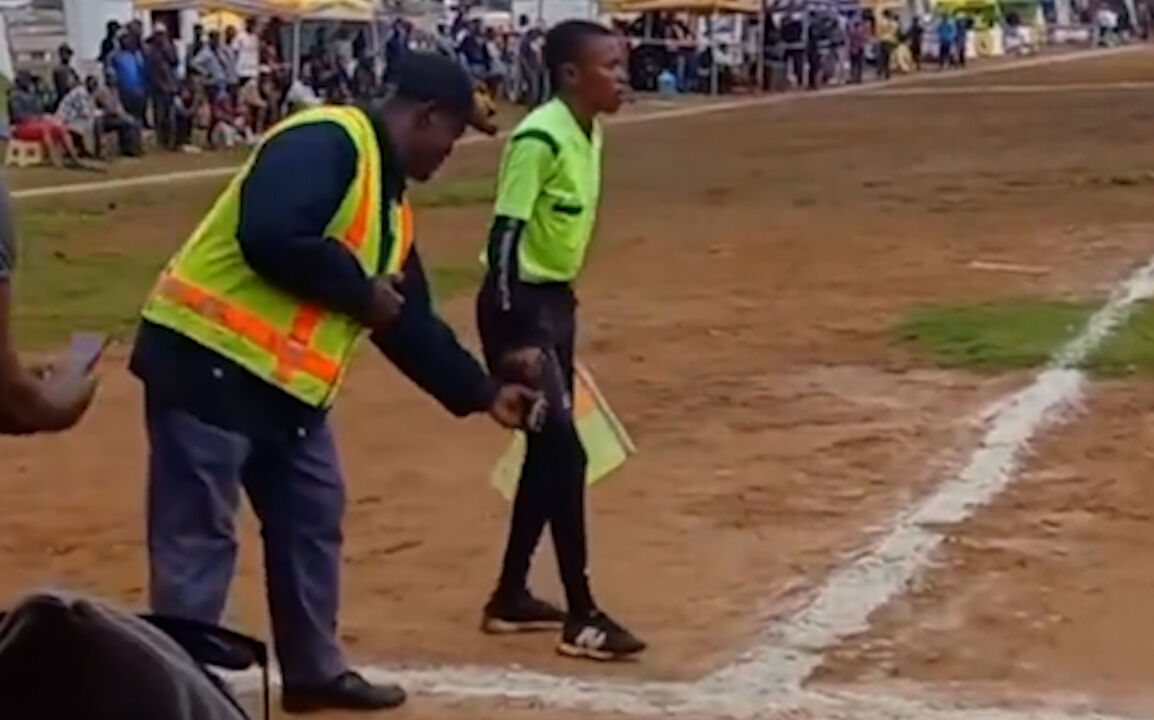 Futbol maçında skandal görüntüler: Hakem elinde silahla maç yönetti - 2. Resim