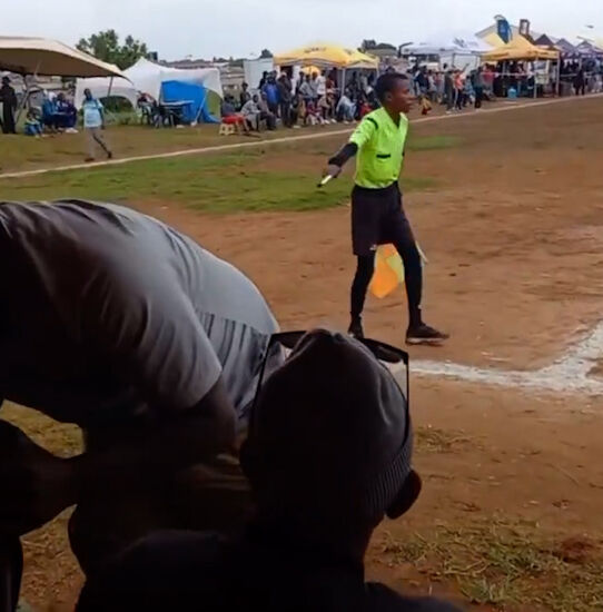 Futbol maçında skandal görüntüler: Hakem elinde silahla maç yönetti - 1. Resim