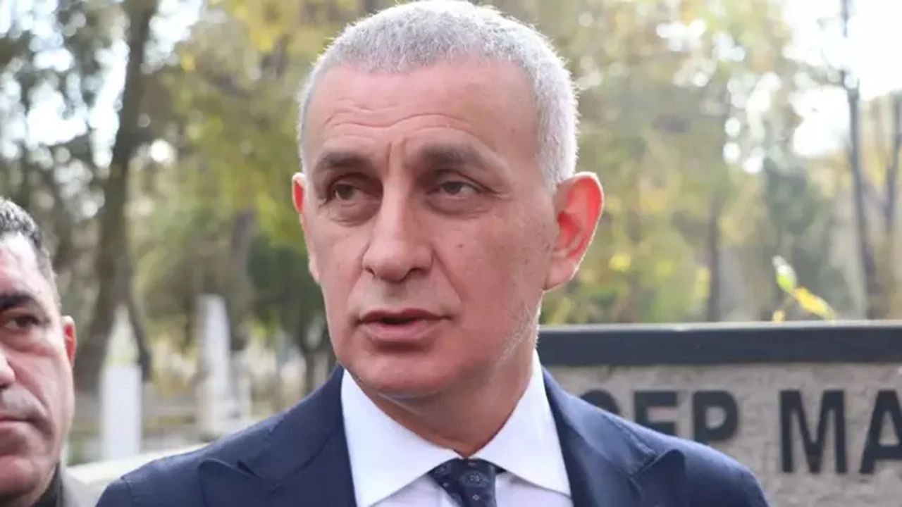 Galatasaray taraftarından TFF Başkanı Hacıosmanoğlu'na tepki! Galatasaray taraftarından TFF Başkanı Hacıosmanoğlu'na tepki!