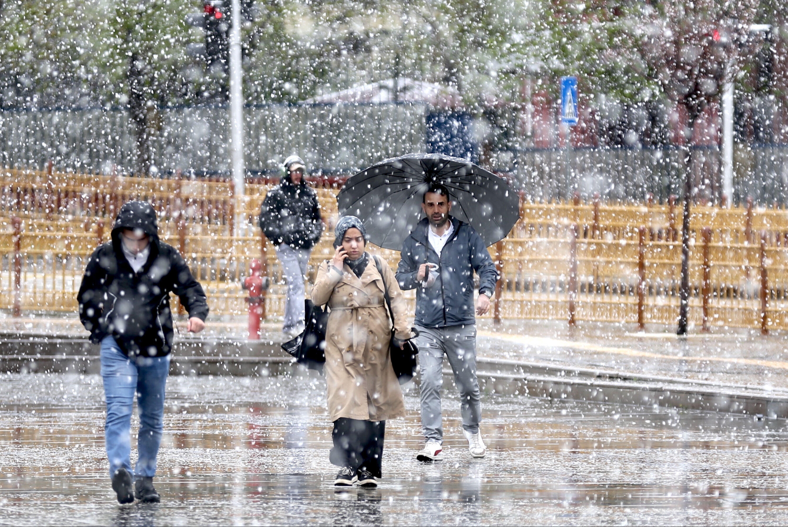 Görüntüler dünden! Mayısın ortasında kent beyaza büründü, halk neye uğradığını şaşırdı - 3. Resim