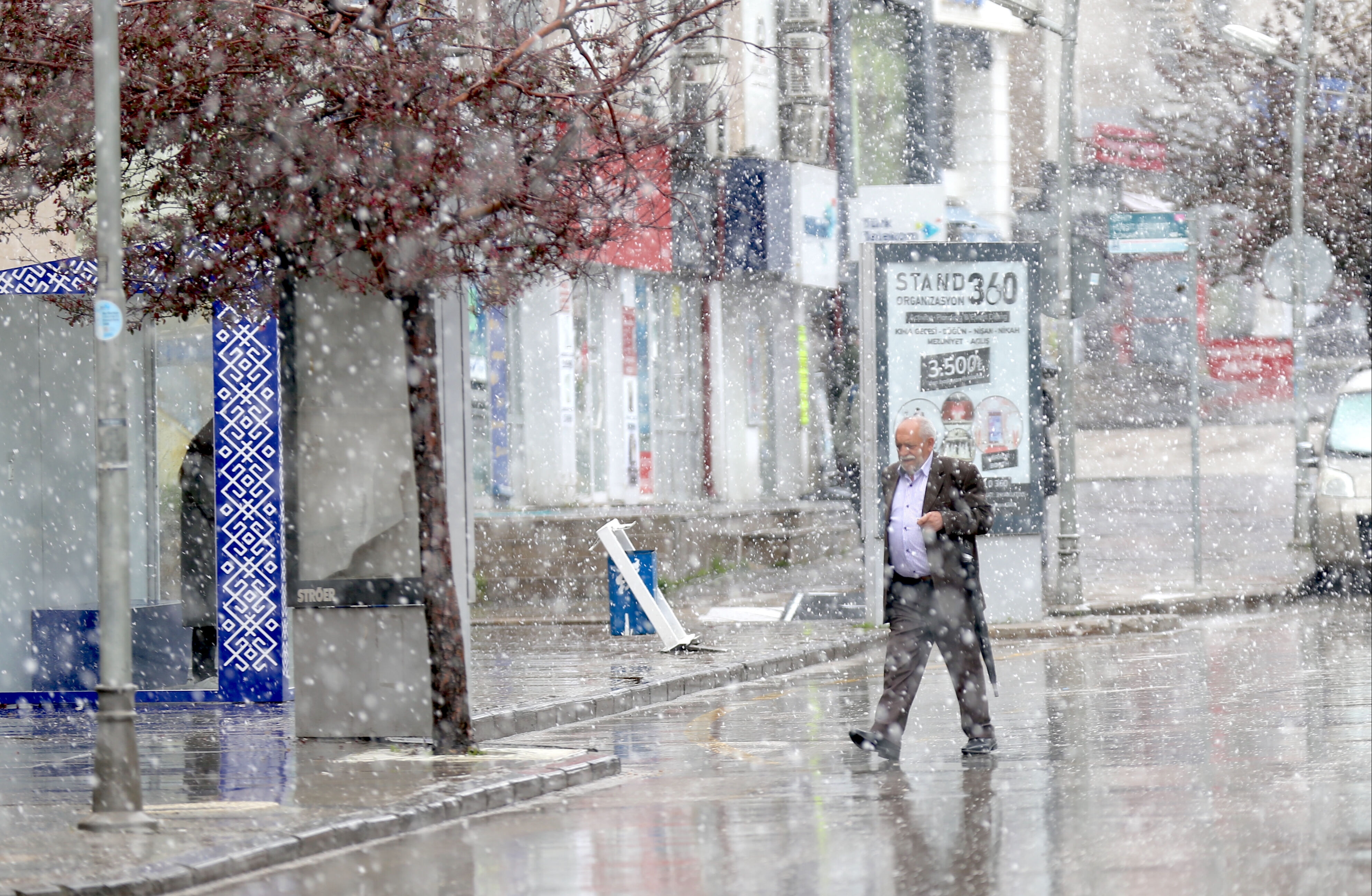 Görüntüler dünden! Mayısın ortasında kent beyaza büründü, halk neye uğradığını şaşırdı - 1. Resim