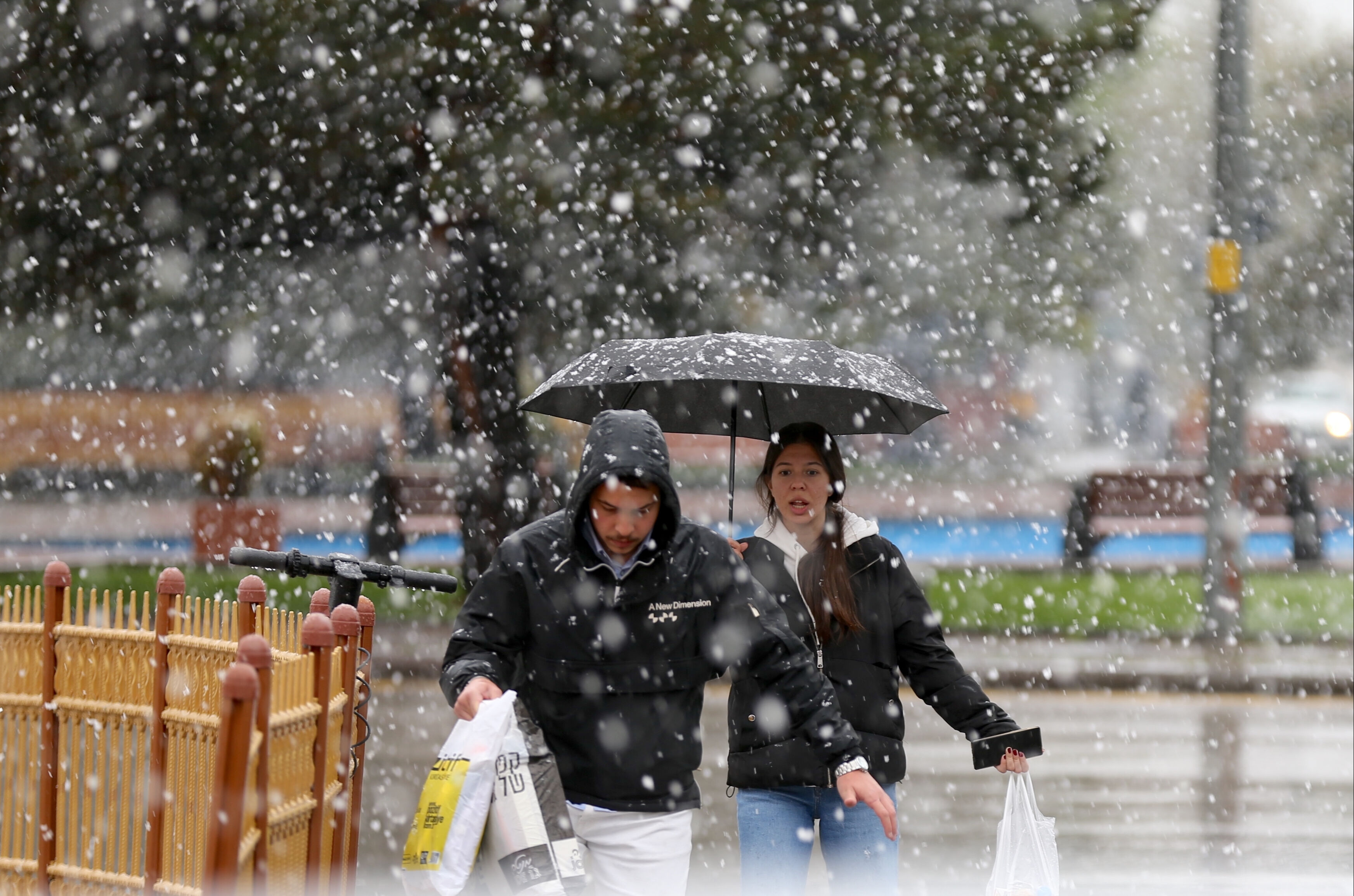 Görüntüler dünden! Mayısın ortasında kent beyaza büründü, halk neye uğradığını şaşırdı - 2. Resim