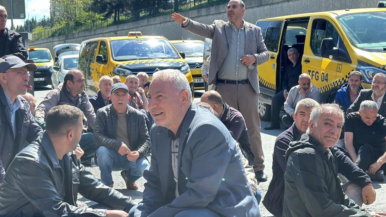İBB mağduru taksicilerden CHP İl Başkanlığı binası önünde eylem! İBB mağduru taksicilerden CHP İl Başkanlığı binası önünde eylem!